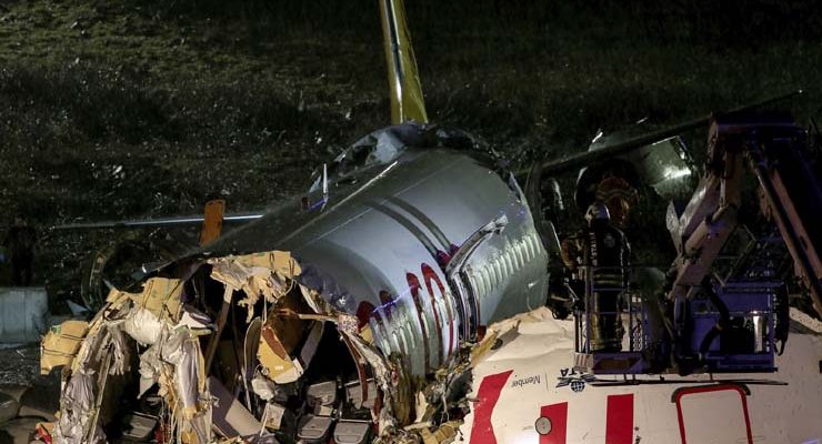 Imagem mostra como ficou fuselagem do Boeing 737-800 da Pegasus Airlines que se acidentou em Istambul, na Turquia — Foto: Can Erok/DHA via AP.