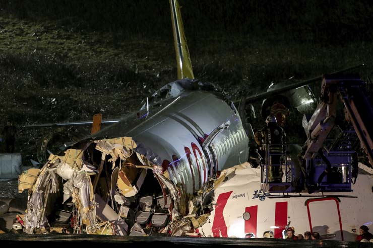 Imagem mostra como ficou fuselagem do Boeing 737-800 da Pegasus Airlines que se acidentou em Istambul, na Turquia — Foto: Can Erok/DHA via AP.
