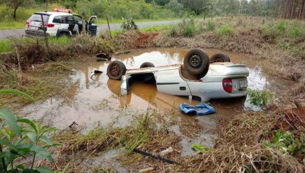 Veículo capotou e parou em poça de água às margens de estrada vicinal de Bernardino de Campos (SP) — Foto: Polícia Militar/Divulgação.