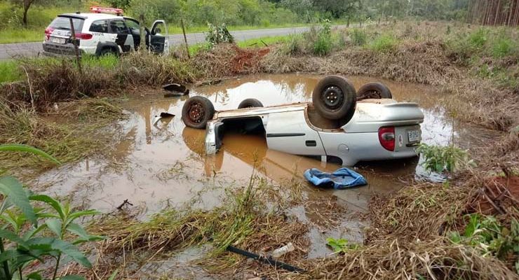 Veículo capotou e parou em poça de água às margens de estrada vicinal de Bernardino de Campos (SP) — Foto: Polícia Militar/Divulgação.