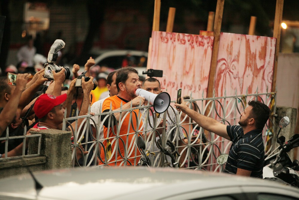 Senador Cid Gomes em frente a batalhão da PM em Sobral — Foto: Wellington Macedo/Estadão Conteúdo