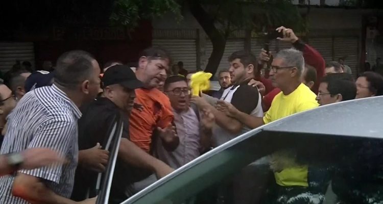 Senador licenciado Cid Gomes foi baleado ao tentar furar bloqueio de manifestantes em Sobral (CE) — Foto: Reprodução/Globo