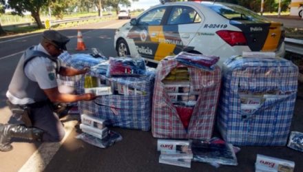 Foram apreendidos 4 mil maços de cigarros, isqueiros e cuecas comprados em Pedro Juan Cabalero, no Paraguai. Foto: DIVULGAÇÃO/PMRv