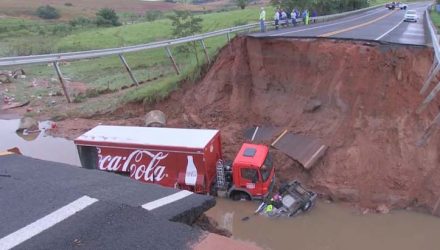Chuva abre cratera na pista e 'engole' carro e caminhão em Marília — Foto: TV TEM/Reprodução.