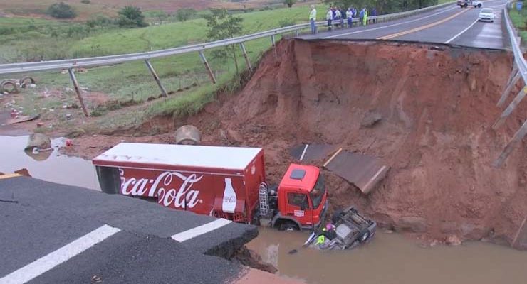 Chuva abre cratera na pista e 'engole' carro e caminhão em Marília — Foto: TV TEM/Reprodução.