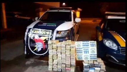 Mais de 140 kg de cocaína foram apreendidas com os três suspeitos — Foto: PRF/Divulgação.