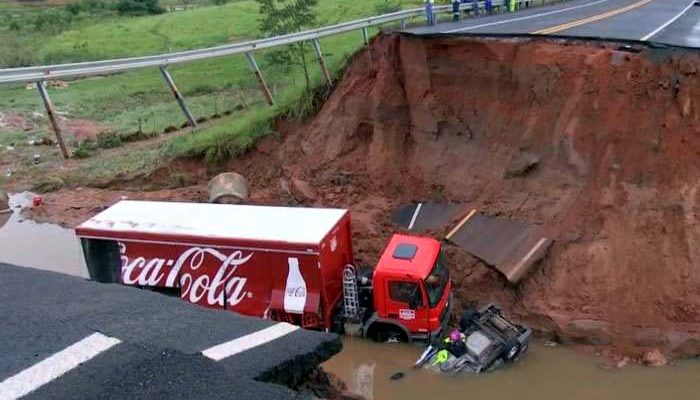 Segundo a concessionária, um duto de água que passa por baixo da rodovia cedeu e causou o desmoronamento da pavimentação. Foto: Reprodução