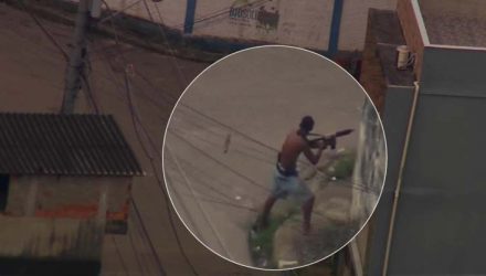 Criminoso é flagrado com fuzil atirando contra PMs na Cidade de Deus, na Zona Oeste do Rio — Foto: Reprodução/ TV Globo.