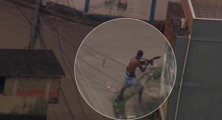 Criminoso é flagrado com fuzil atirando contra PMs na Cidade de Deus, na Zona Oeste do Rio — Foto: Reprodução/ TV Globo.