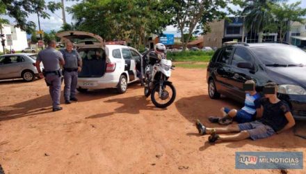 Os primos F. A. L. L.,  (dir.), e J. P. L., foram indiciados por porte ilegal de arma de fogo. Foto: MANOEL MESSIAS/Agência
