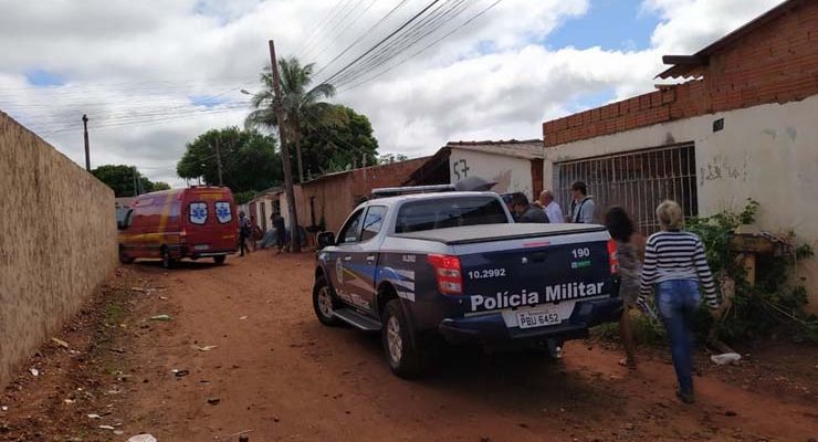 Movimentação de bombeiros e polícia no local do crime — Foto: Bruno Axelson/TV Morena.