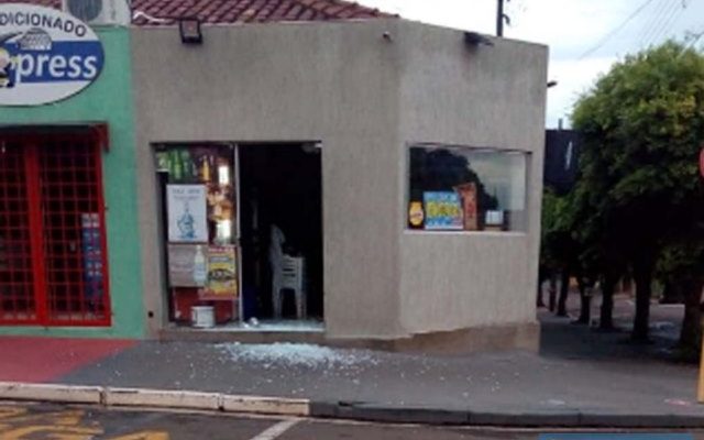 Conveniência vítima de furto está localizada no cruzamento das ruas 9 de Julho com Dom Bosco, centro. Foto: MANOEL MESSIAS/Agência