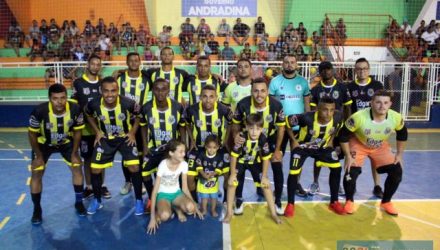 Carvalho Conveniência (listrado de preto e amarelo), teve que ter paciência para vencer o adversário no Futsal de Férias 2020. Foto: MANOEL MESSIAS/Mil Noticias