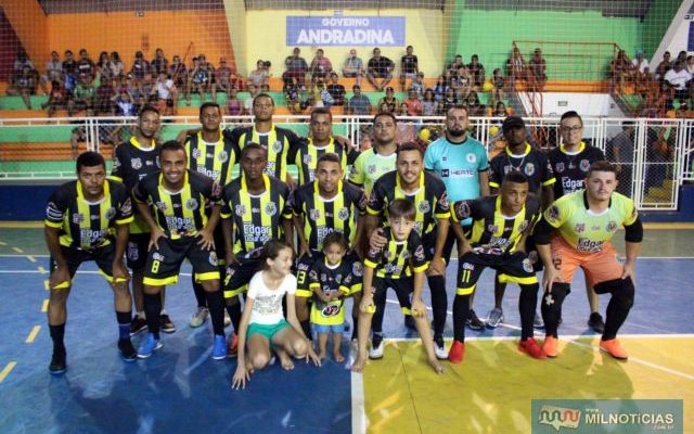 Carvalho Conveniência (listrado de preto e amarelo), teve que ter paciência para vencer o adversário no Futsal de Férias 2020. Foto: MANOEL MESSIAS/Mil Noticias