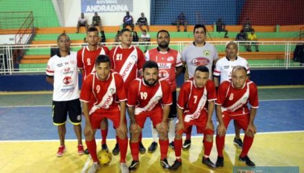 União Liverpool (vermelho), mesmo desfalcado, goleou por 8 a 1 o Inter E. c. (preto), também muito desfalcado. Fotos: MANOEL MESSIAS/Mil Noticias