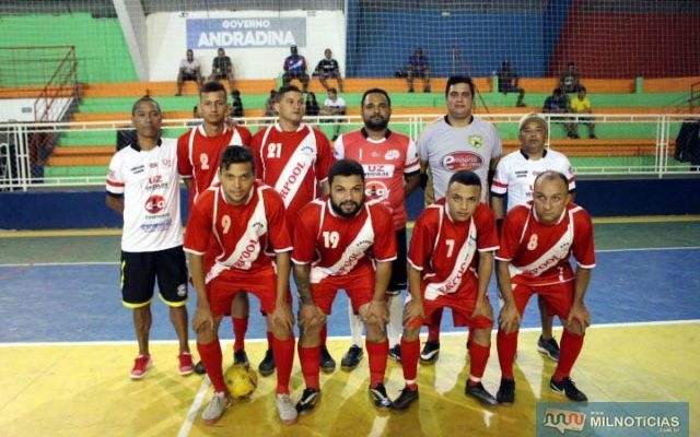 União Liverpool (vermelho), mesmo desfalcado, goleou por 8 a 1 o Inter E. c. (preto), também muito desfalcado. Fotos: MANOEL MESSIAS/Mil Noticias