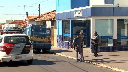 Segundo a polícia, ladrões tinham como alvo carro-forte estacionado na porta de agência da Caixa, em Guariba, SP — Foto: Valdinei Malaguti/EPTV