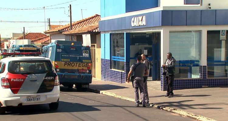 Segundo a polícia, ladrões tinham como alvo carro-forte estacionado na porta de agência da Caixa, em Guariba, SP — Foto: Valdinei Malaguti/EPTV