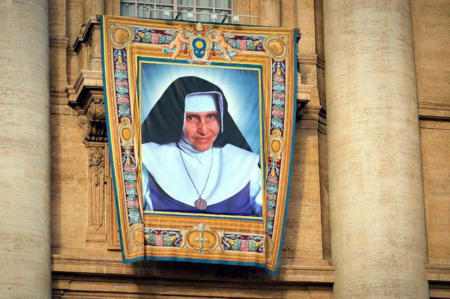 Tapeçaria com imagem da Irmã Dulce, a Santa Dulce dos Pobres, na Praça de São Pedro, no Vaticano — Foto: Bruno Batista/VPR