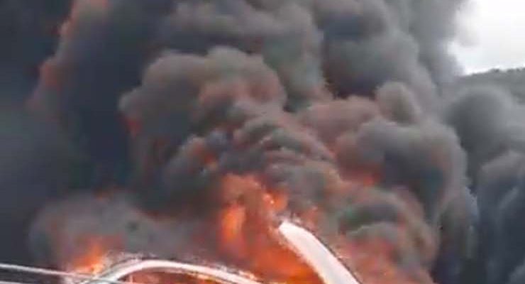 Lancha foi destruída pelas chamas e afundou em praia — Foto: Reprodução.