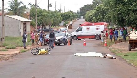 Samu foi chamado, mas confirmou a morte do motociclista em Rondonópolis — Foto: Sebastião Santana/TV Centro América.