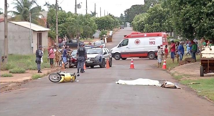 Samu foi chamado, mas confirmou a morte do motociclista em Rondonópolis — Foto: Sebastião Santana/TV Centro América.