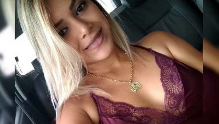 A jovem Karina Souto Rocha, de 29 anos, foi baleada pelo ex-namorado. Foto: Facebook