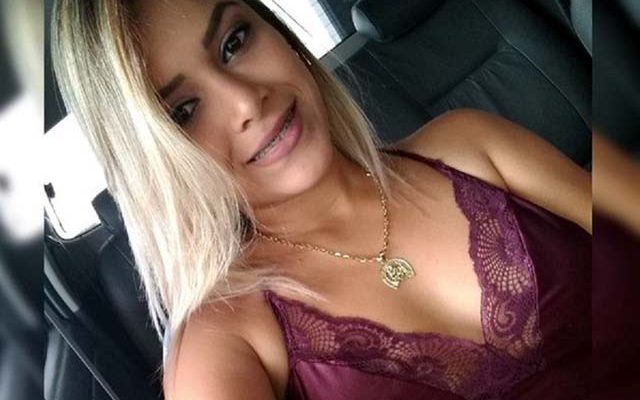 A jovem Karina Souto Rocha, de 29 anos, foi baleada pelo ex-namorado. Foto: Facebook