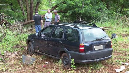 Corpo foi encontrado ao lado de carro abandonado em Ribeirão Preto — Foto: Paulo Souza/EPTV.
