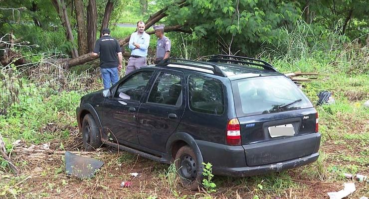 Corpo foi encontrado ao lado de carro abandonado em Ribeirão Preto — Foto: Paulo Souza/EPTV.