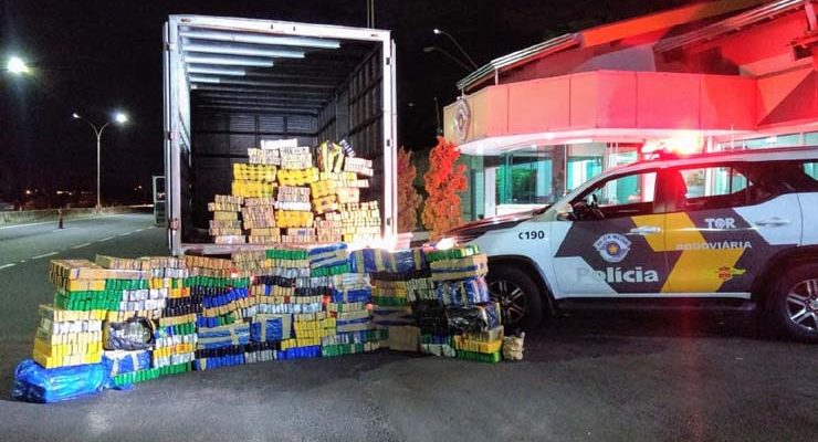 Polícia Rodoviária apreende mais de uma tonelada de maconha dentro de caminhão em Garça — Foto: Polícia Rodoviária/Divulgação.