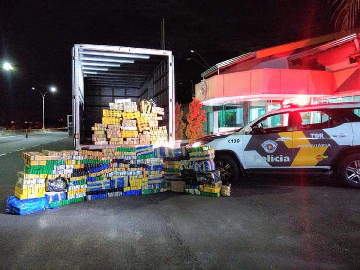 Polícia Rodoviária apreende mais de uma tonelada de maconha dentro de caminhão em Garça — Foto: Polícia Rodoviária/Divulgação.
