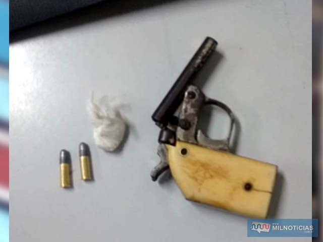 Foram apreendidas uma garrucha calibre .22mm, dois canos, com duas munições intactas e uma porção de cocaína. Foto: DIVULGAÇÃO/PM
