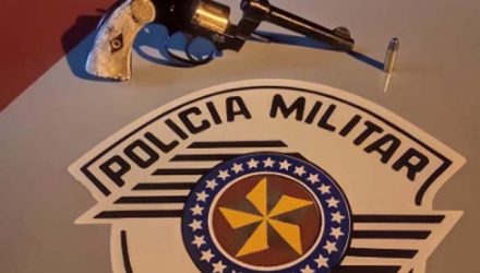 Foram apreendidos um revólver da marca Colt, calibre .32mm e uma munição intacta. Foto: DIVULGAÇÃO/PM