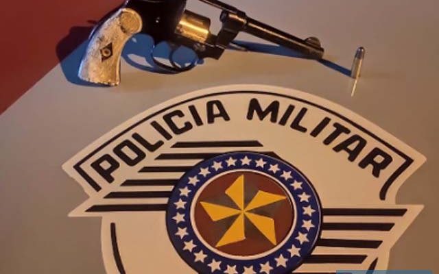 Foram apreendidos um revólver da marca Colt, calibre .32mm e uma munição intacta. Foto: DIVULGAÇÃO/PM