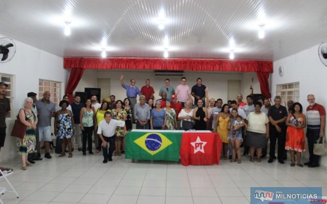 A nova diretoria do PT de Andradina tomou posse no último domingo diante de filiados e representantes de diretórios da região. Foto: DIVULGAÇÃO