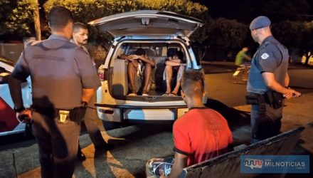Adolescente (de costas), foi o autor das filmagens da ameaça de morte contra a mulher, a mando do ex-amásio dela. Foto: MANOEL MESSIAS/Agência