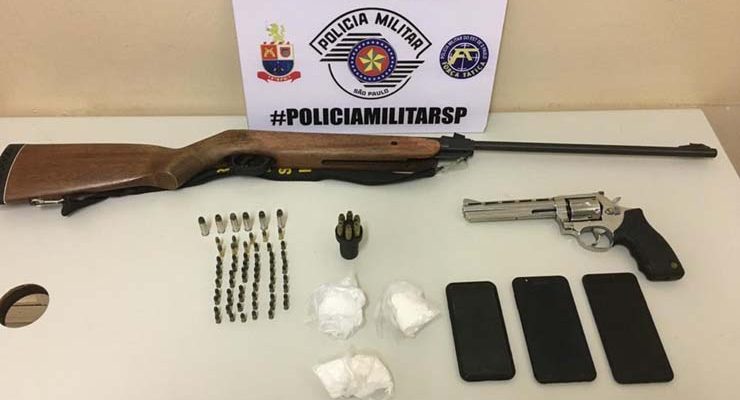 Armas de fogo, munições e cocaína foram apreendidas pela PM — Foto: Polícia Militar.