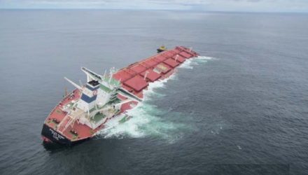 Navio Stellar Banner está encalhado há duas semanas na costa do Maranhão — Foto: Divulgação/Marinha do Brasil.