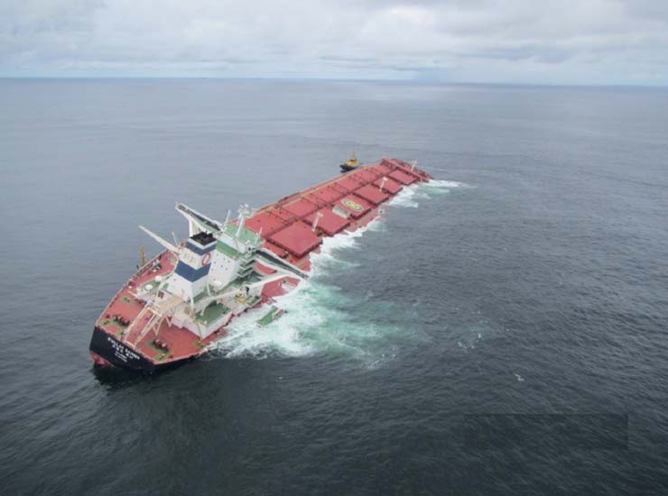 Navio Stellar Banner está encalhado há duas semanas na costa do Maranhão — Foto: Divulgação/Marinha do Brasil.