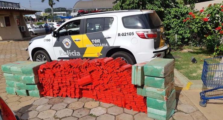 Polícia Rodoviária apreende carga de maconha na caçamba de caminhonete em Pongaí — Foto: J. Serafim/Divulgação.