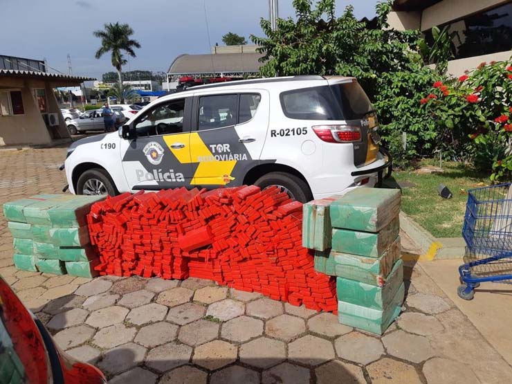 Polícia Rodoviária apreende carga de maconha na caçamba de caminhonete em Pongaí — Foto: J. Serafim/Divulgação.