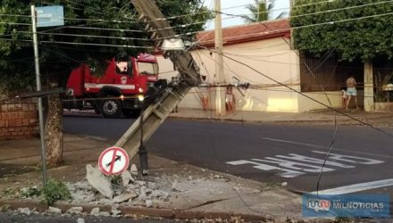 Poste de energia partiu ao meio depois de ser atingido pela carreta. Foto: MANOEL MESSIAS/Agência