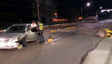 Comerciante bateu forte contra tubo de concreto que separa os dois sentidos da Av. Guanabara, em frente do supermercado ‘Atacadão’. DIVULGAÇÃO/Whats App