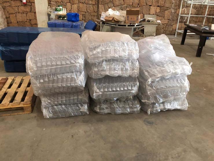 Frascos de álcool em gel apreendidos em fábrica clandestina de Nova Odessa — Foto: DIG Americana/Divulgação.