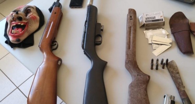 Armas apreendidas nas casas dos adolescentes. Foto: Polícia Civil