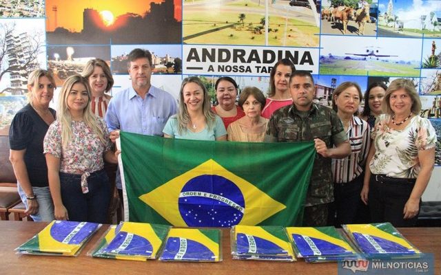 Bandeiras vão para escolas de ensino fundamental da Secretaria de Educação. Foto: Secom/Prefeitura