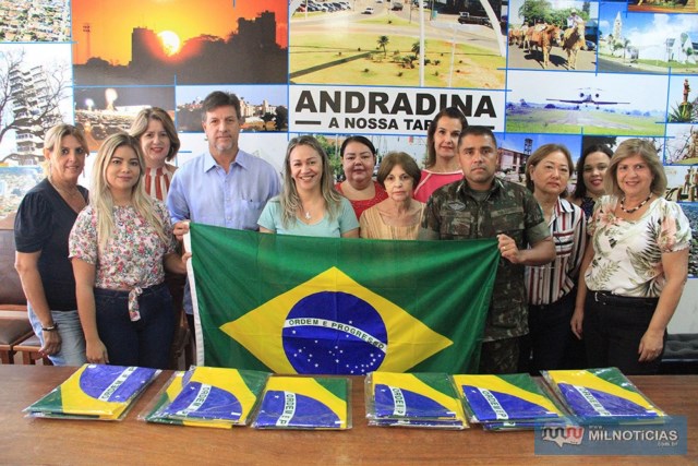 Bandeiras vão para escolas de ensino fundamental da Secretaria de Educação. Foto: Secom/Prefeitura