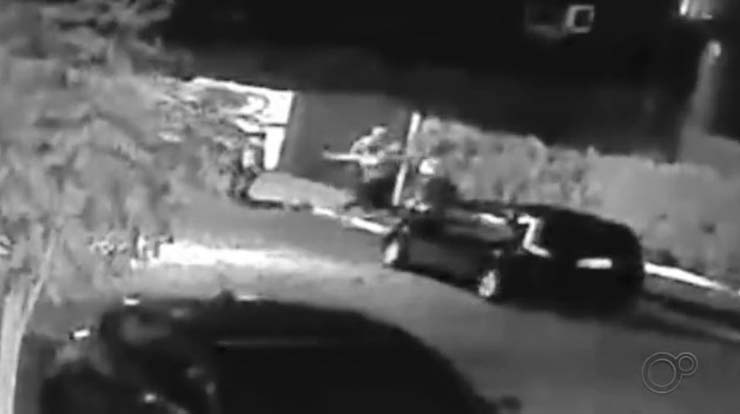 Imagens de câmera de segurança podem ajudar a polícia a concluir causa da morte de advogado em Bariri — Foto: Reprodução/TV TEM.