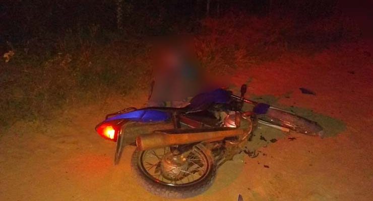 Motociclista de 54 anos morreu após bater o veículo em um touro em Três Lagoas (MS) — Foto: Polícia Militar/Divulgação.